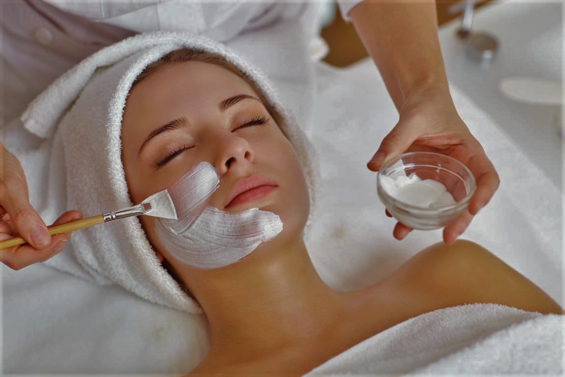 Woman,In,Mask,On,Face,In,Spa,Beauty,Salon Gesichtsbehandlungen